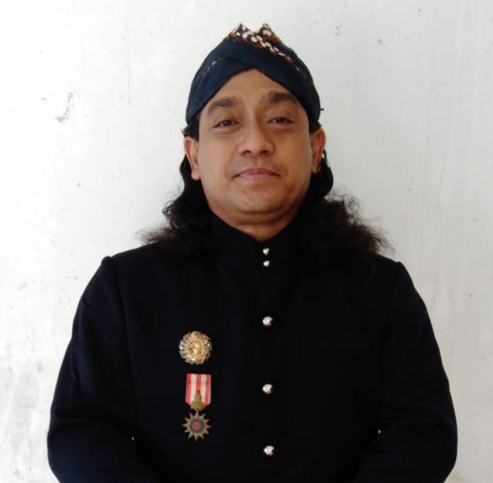 BAMBANG SURONO S.H. (Alumni FH 2020 / Wiraswasta & Seniman, Pemilik Sarana Apotek)
